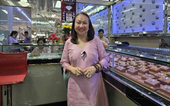 Bà chủ tiệm vàng Kim Lý phản hồi trước ồn ào mạng xã hội